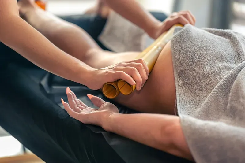 massage avec bois.webp