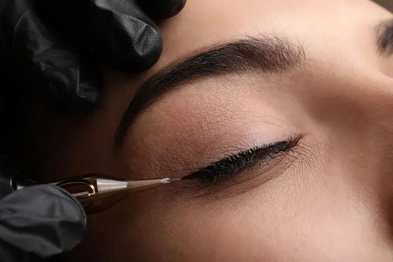 Maquillage permanent eye liner.webp