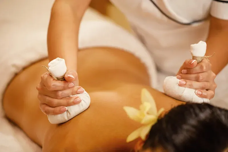 massage avec pochons aromatiques.webp